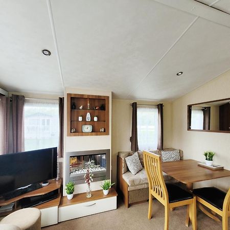 Lakeside Cotswold Holiday Home Cirencester Exterior photo