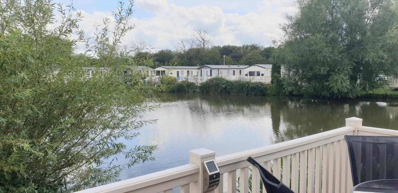 Lakeside Cotswold Holiday Home Cirencester Exterior photo