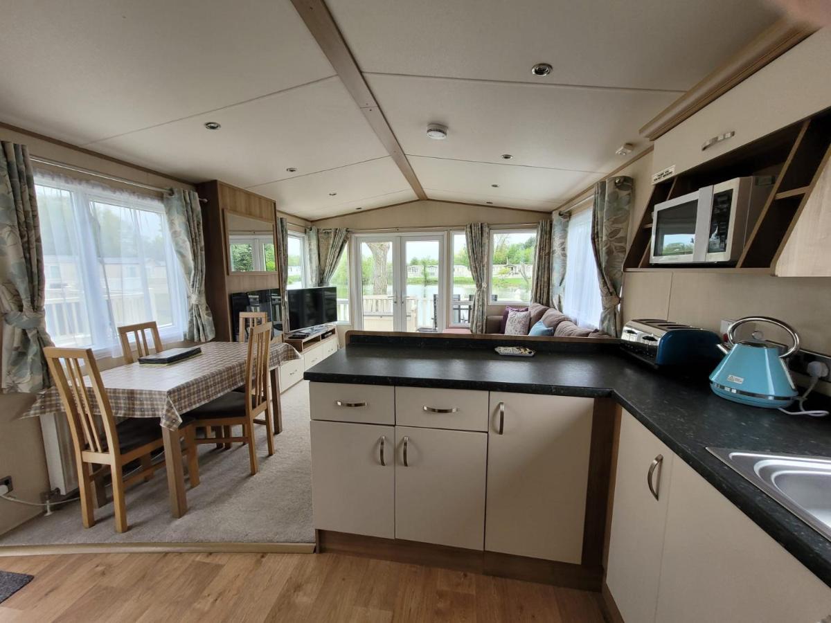 Lakeside Cotswold Holiday Home Cirencester Exterior photo