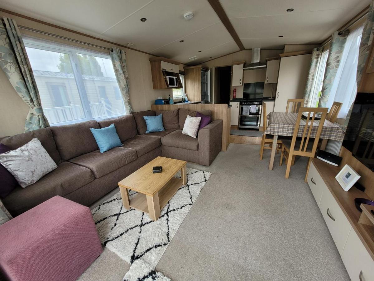 Lakeside Cotswold Holiday Home Cirencester Exterior photo