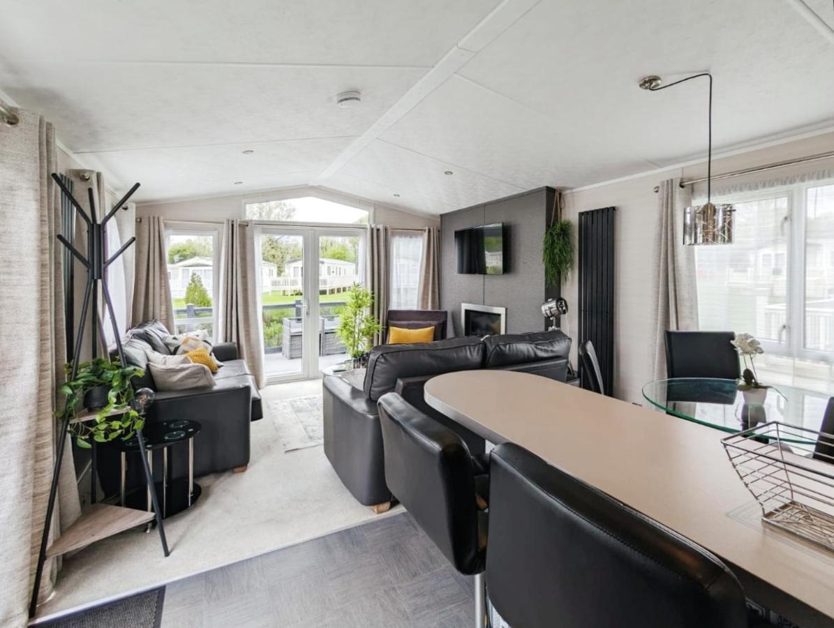 Lakeside Cotswold Holiday Home Cirencester Exterior photo