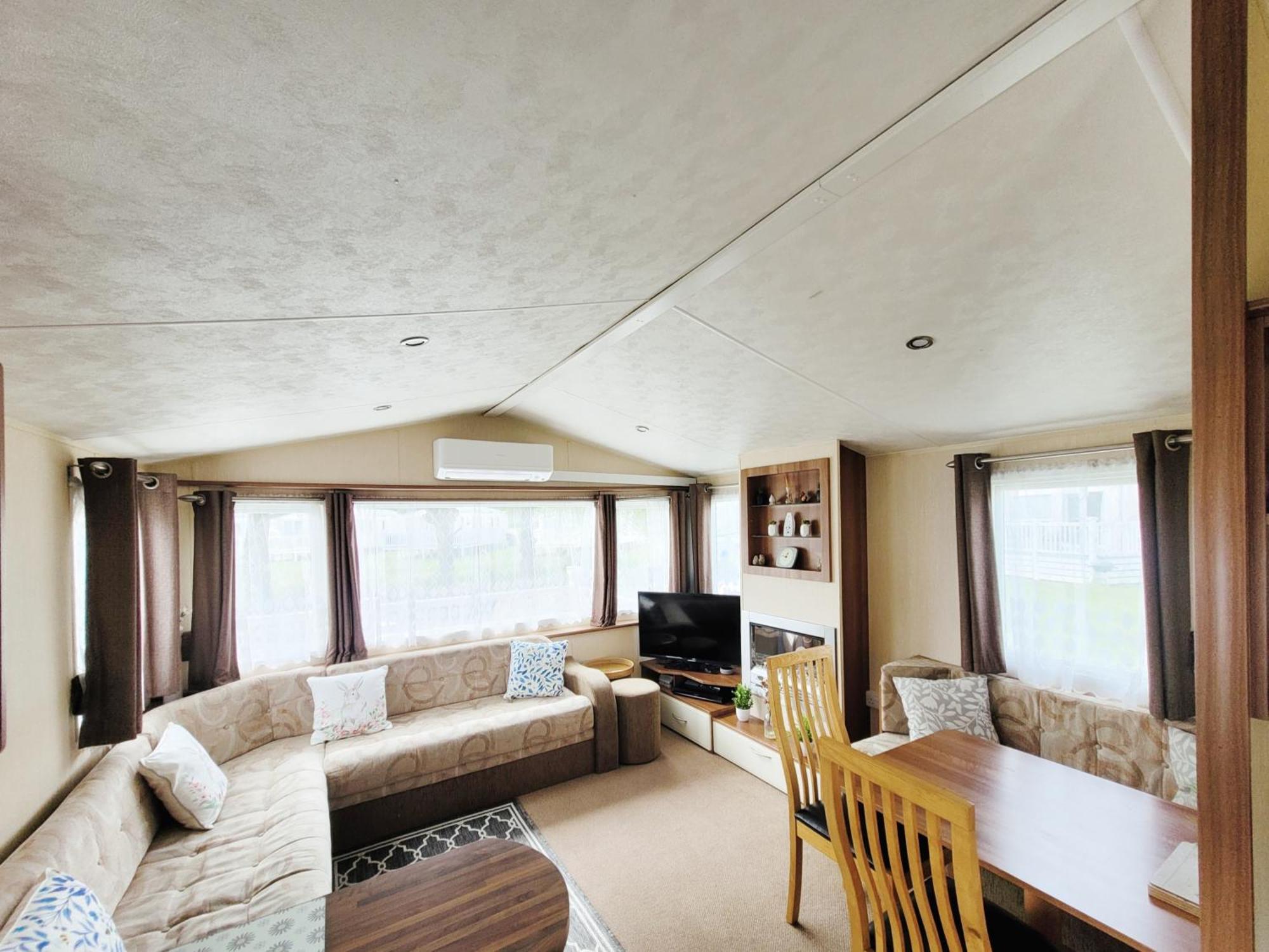 Lakeside Cotswold Holiday Home Cirencester Exterior photo