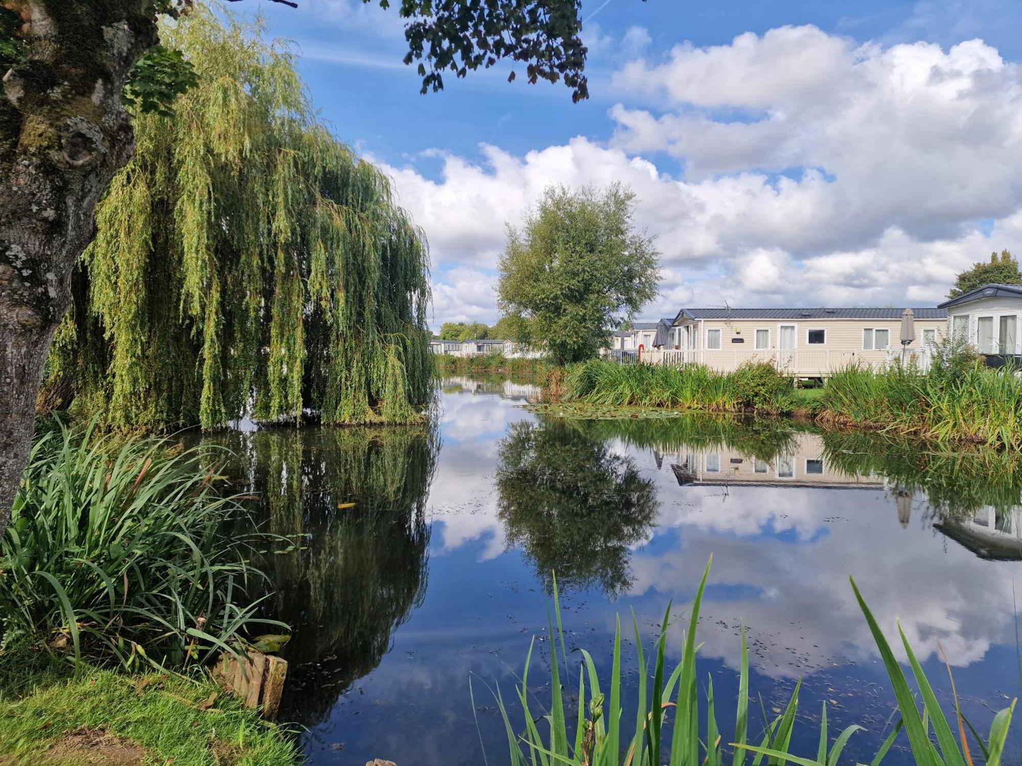 Lakeside Cotswold Holiday Home Cirencester Exterior photo